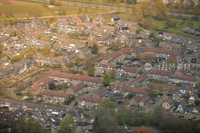 鸟瞰图在郊区Kampen, Overijssel典型的荷兰住宅区